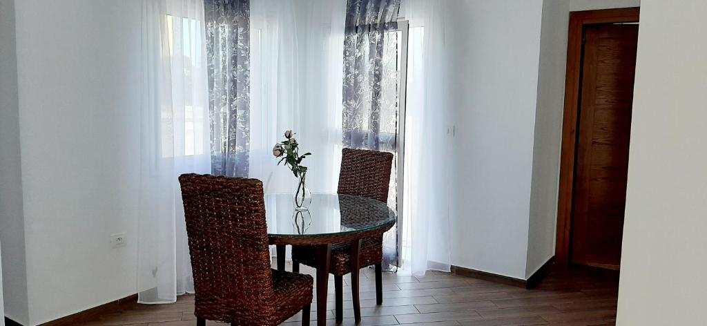 a dining room with a table and chairs and a window at TIM Haute standing appartment S2, center Monastir in Monastir