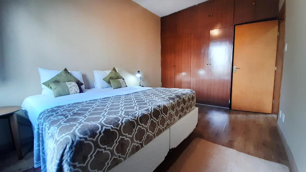  Apto grande com rede de descanso na sala