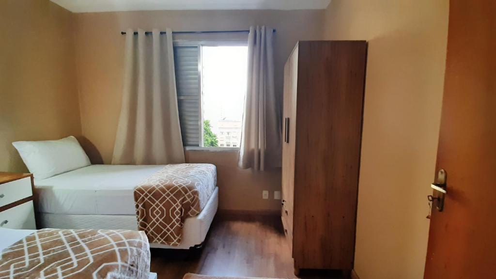  Apto grande com rede de descanso na sala