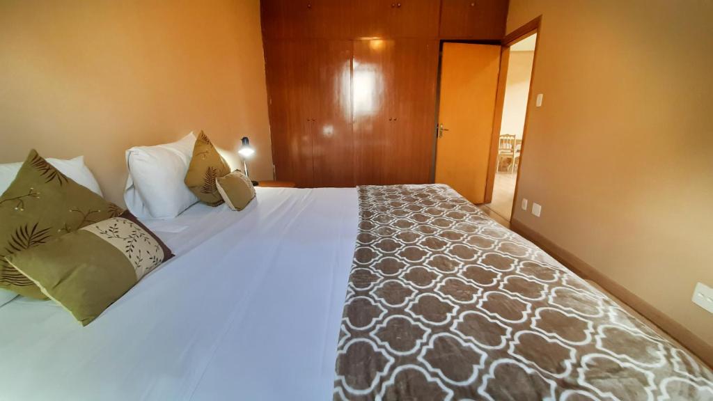  Apto grande com rede de descanso na sala