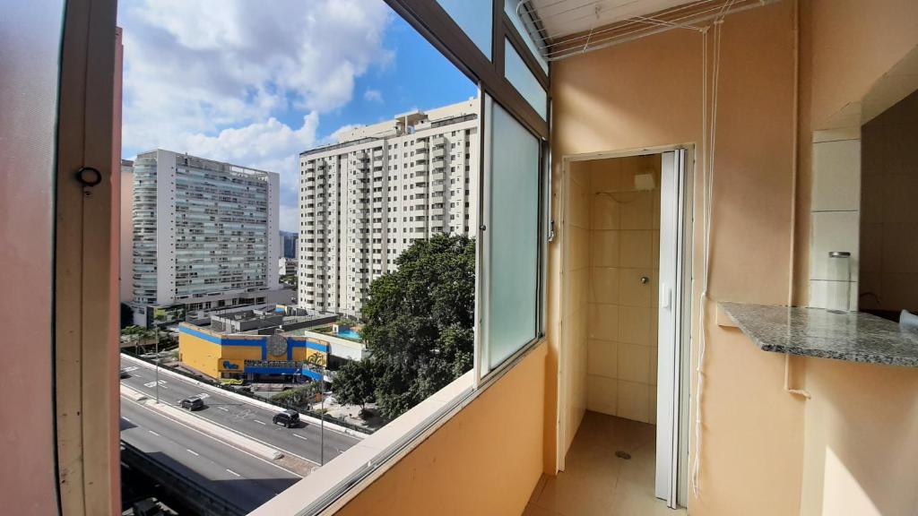  Apto grande com rede de descanso na sala