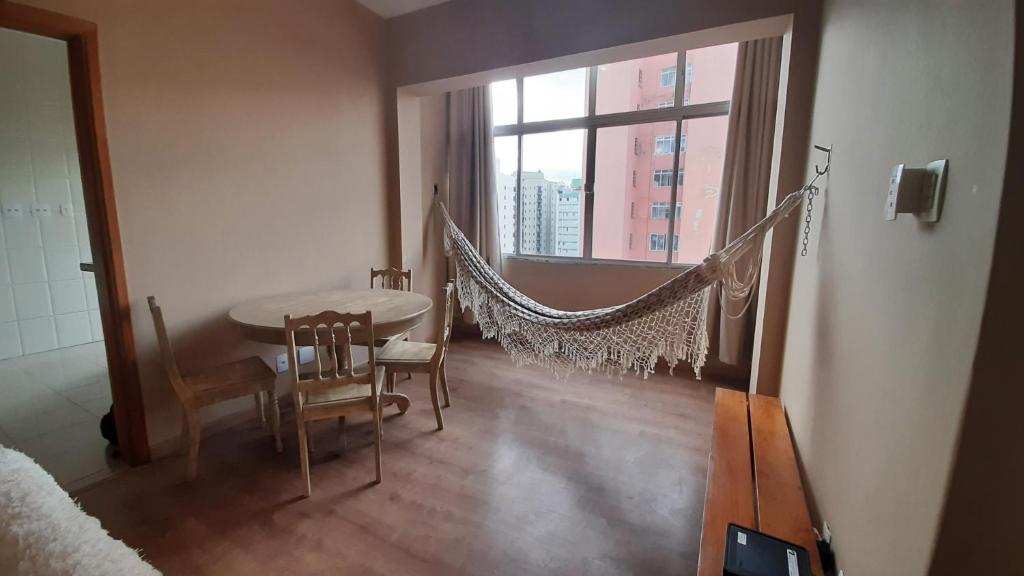  Apto grande com rede de descanso na sala