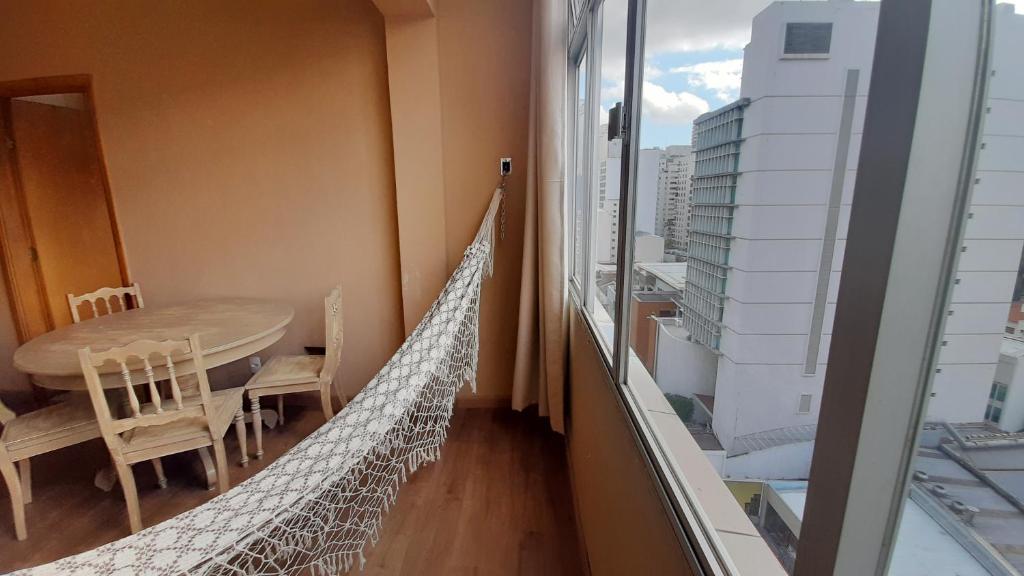  Apto grande com rede de descanso na sala