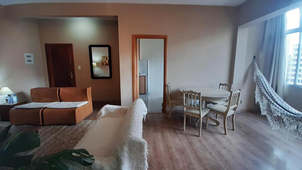  Apto grande com rede de descanso na sala