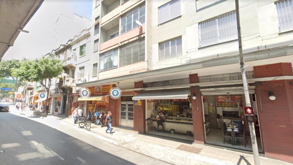  Apto grande com rede de descanso na sala