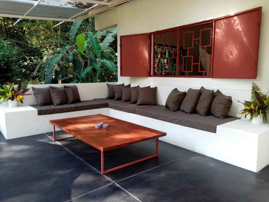 ein Wohnzimmer mit einem Sofa und einem Tisch in der Unterkunft Casa Bolita in Dos Brazos