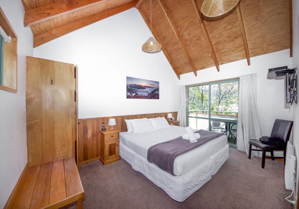 Postel nebo postele na pokoji v ubytování Te Wanaka Lodge