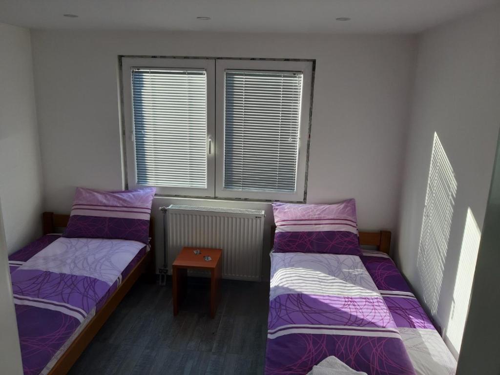 Postel nebo postele na pokoji v ubytování S Apartmani Priboj