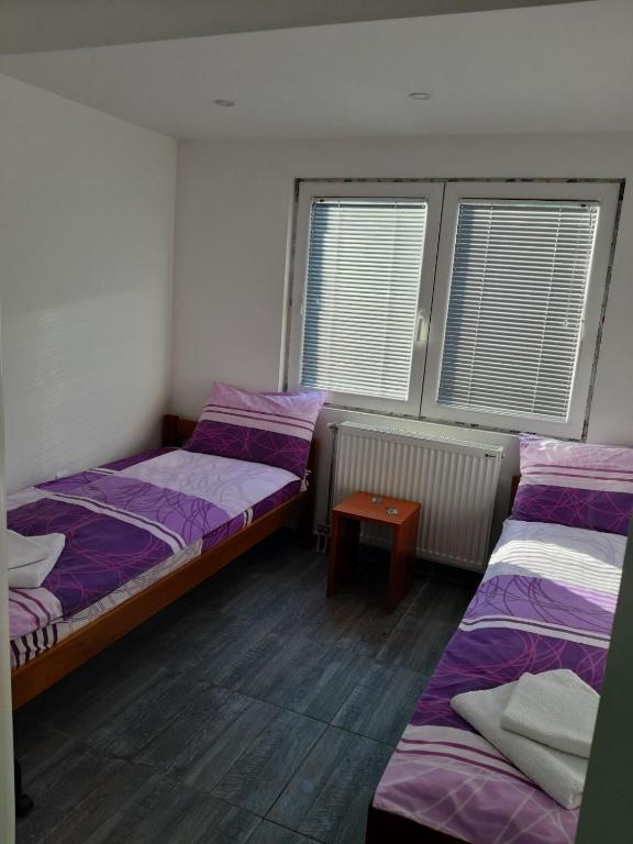 Postel nebo postele na pokoji v ubytování S Apartmani Priboj