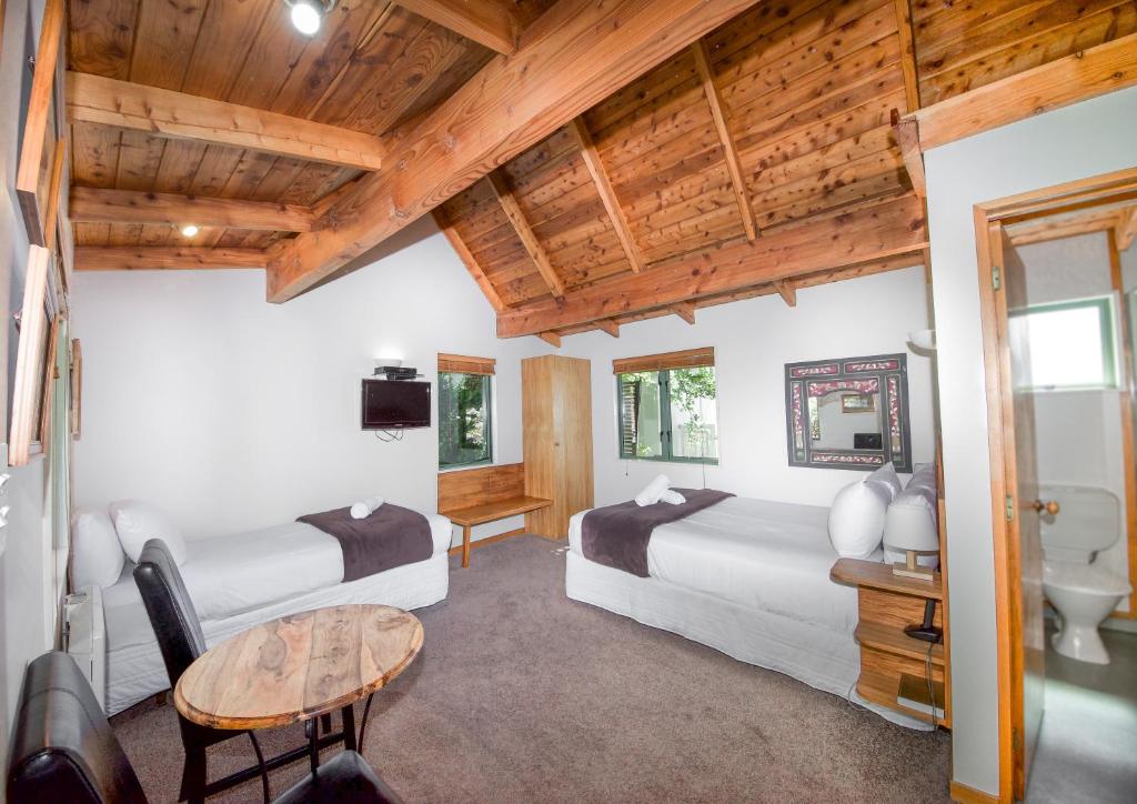 Postel nebo postele na pokoji v ubytování Te Wanaka Lodge