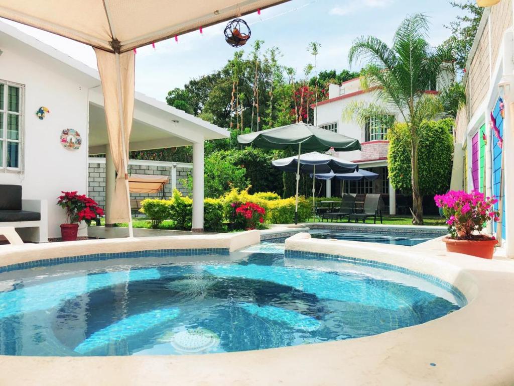a swimming pool in the backyard of a house at Preciosa Casa Maya Alberca y Jacuzzi Jiutepec Cuernavaca in Jiutepec
