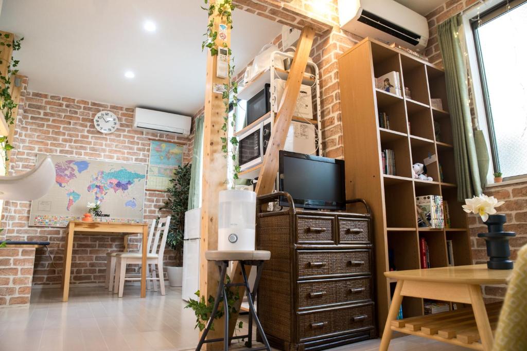 nestay inn tokyo senjuにあるテレビまたはエンターテインメントセンター