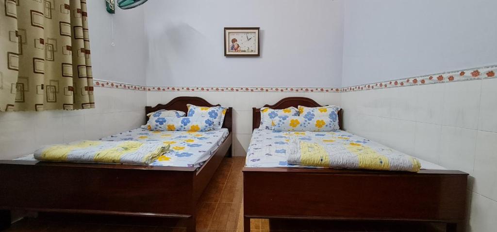 A bed or beds in a room at KHÁCH SẠN TIẾN PHÁT