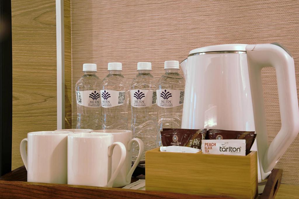 Příslušenství pro přípravu čaje a kávy v ubytování Muen Yuan Dong Hot Spring Hotel