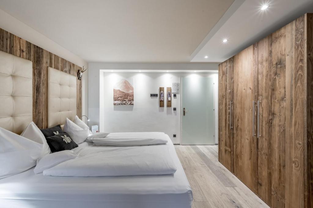 Postel nebo postele na pokoji v ubytování Natur & Spa Hotel Lärchenhof
