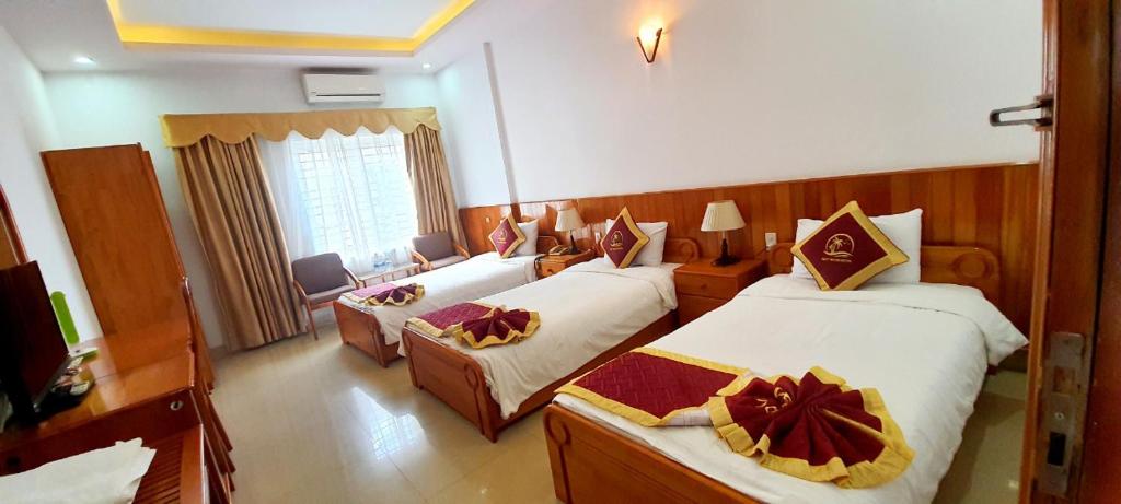 Habitación de hotel con 2 camas con arcos. en Quy Nhon Hotel en Quy Nhon