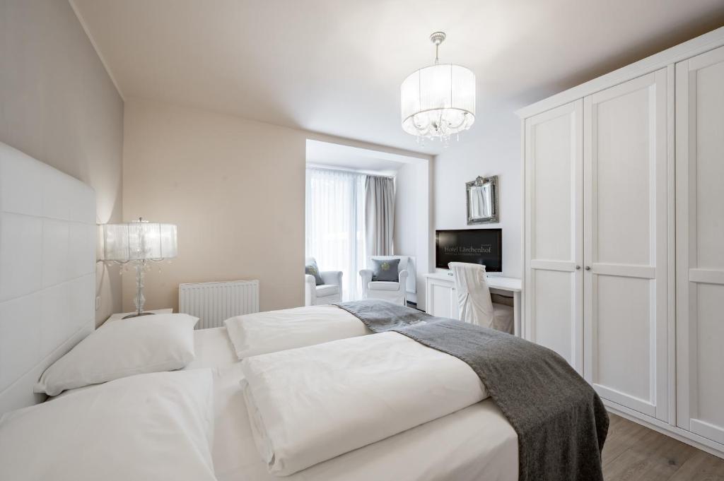 Postel nebo postele na pokoji v ubytování Natur & Spa Hotel Lärchenhof