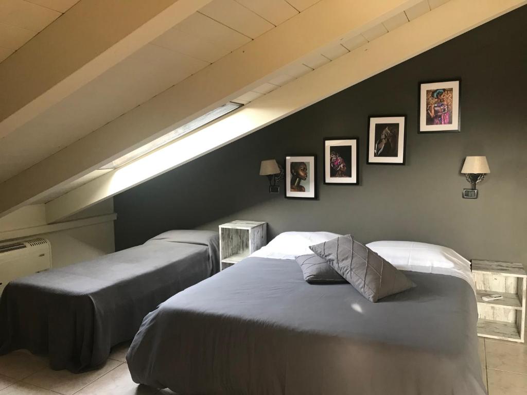Łóżko lub łóżka w pokoju w obiekcie Appartamenti Villa Tonni