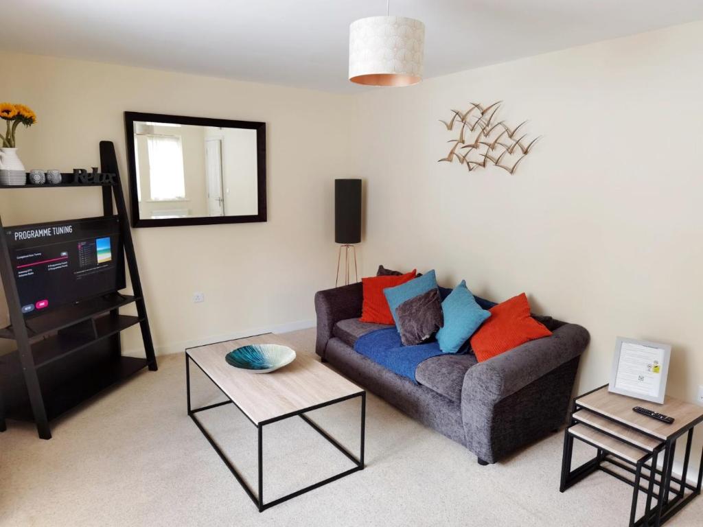 uma sala de estar com um sofá e uma televisão em Lakeside: Argosy 3bed house 2bath parking M27 J5 Southampton Airport sleeps 6 em Southampton