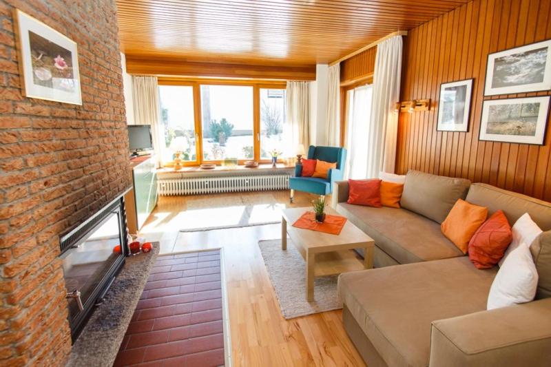 魯波爾丁的住宿－Am Traunufer Anneliese Plenk，带沙发和砖墙的客厅