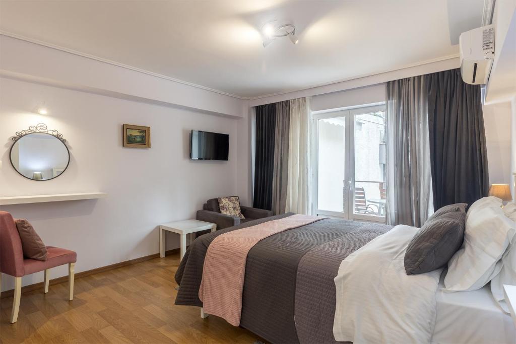 Una habitación de hotel con una cama y una ventana. en UrbanStay, en Atenas