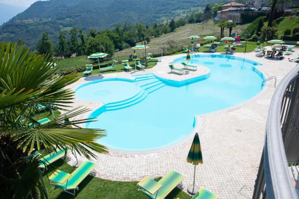 Bazén v ubytování Hotel La Fenice e Sole nebo v jeho okolí