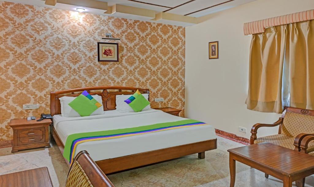 1 dormitorio con 1 cama y 1 mesa en una habitación en Itsy By Treebo - Auzone & Spa, en Chandīgarh