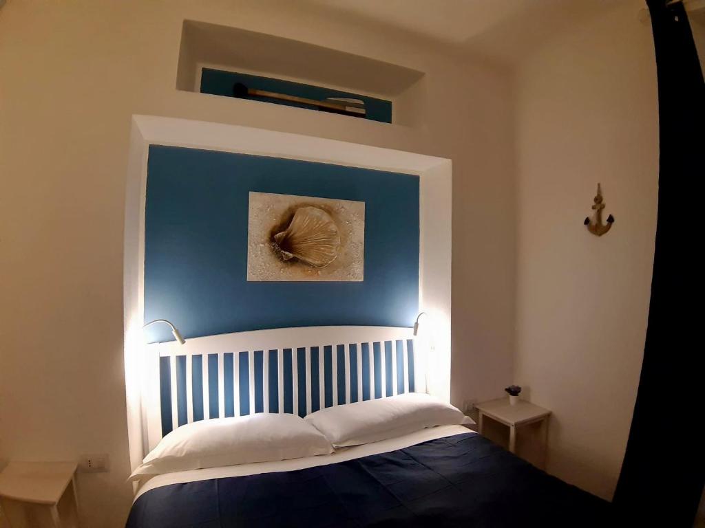 een slaapkamer met een bed met een hoed op de muur bij A due passi da in Genua