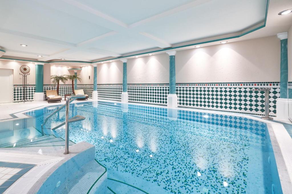 una piscina en un hotel con piscina en Zur Alten Gärtnerei, en Westerland