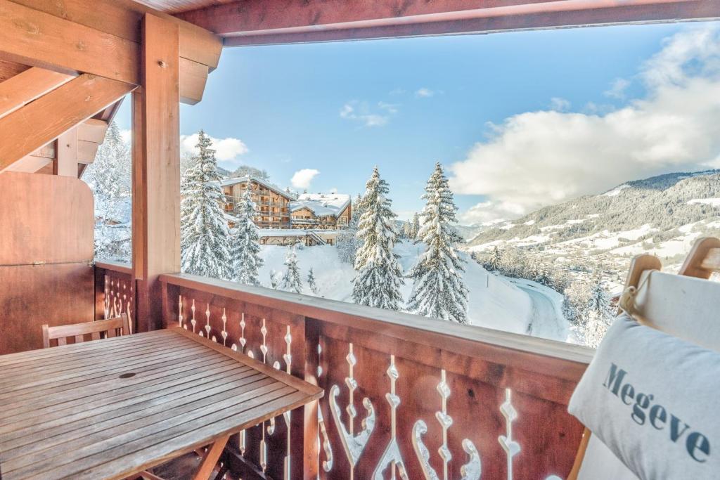Elle comprend un balcon offrant une vue sur une montagne enneigée. dans l'établissement Appartement Aravis - Welkeys, à Megève