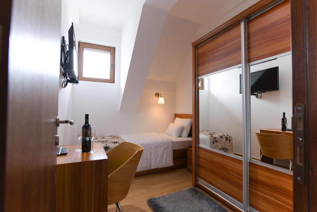 TV a/nebo společenská místnost v ubytování Hotel Iris
