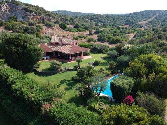 A Casa Di Angela a Carbonia - Rilassante B&B con Piscina