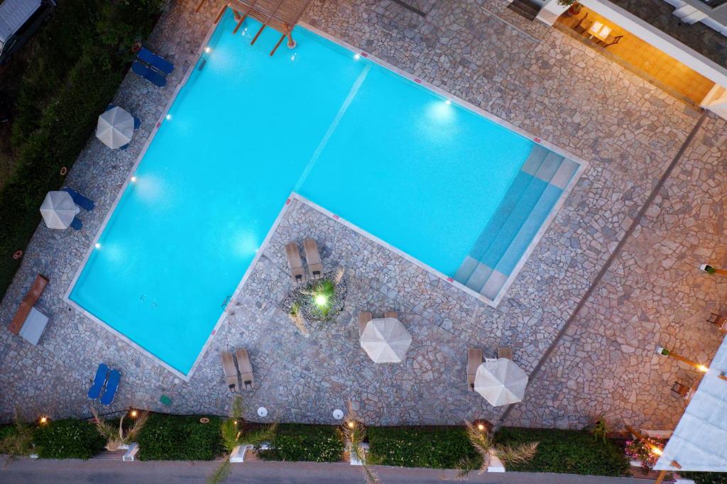 una vista aérea de una gran piscina con sillas en Oasis Beach Hotel - Adults Only, en Hersonissos