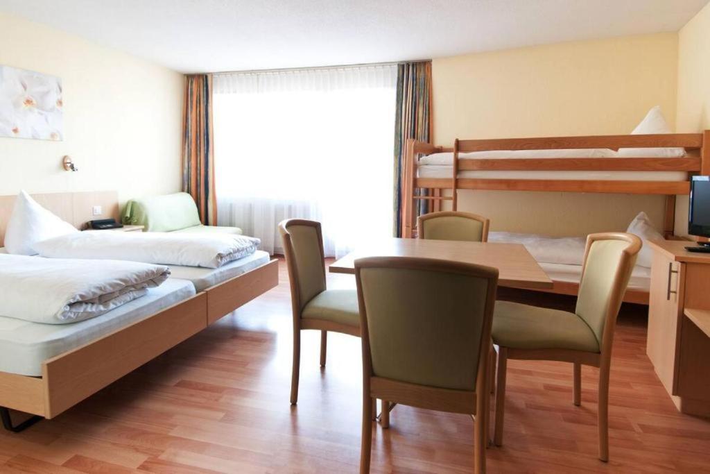 Postel nebo postele na pokoji v ubytování Das Hotel Sherlock Holmes