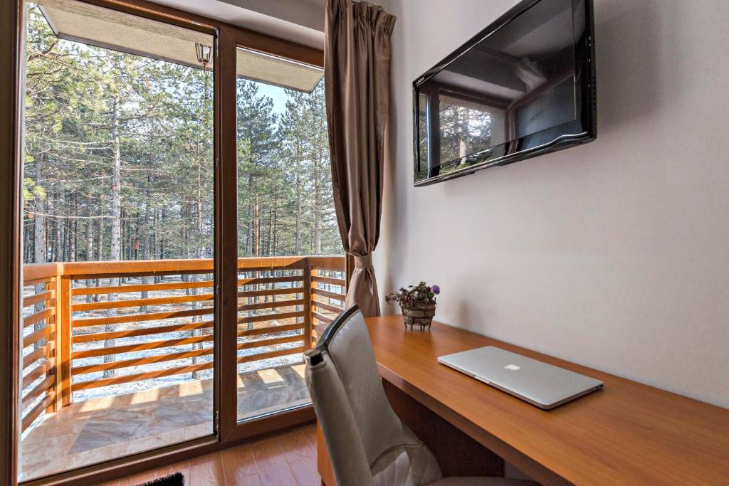 TV a/nebo společenská místnost v ubytování Hotel Iris