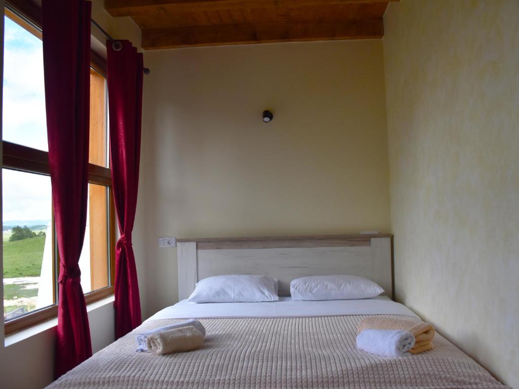 Postel nebo postele na pokoji v ubytování Apartmani i Restoran Sljeme