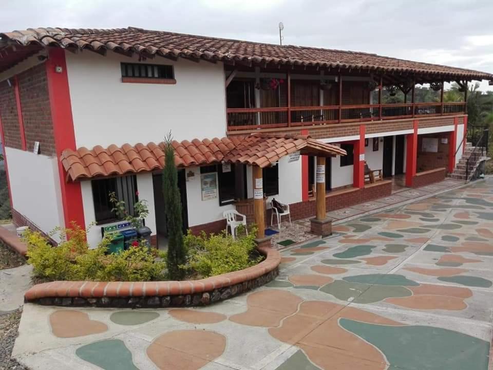 een gebouw met een betegelde binnenplaats ervoor bij Hotel San Felipe Belalcazar 