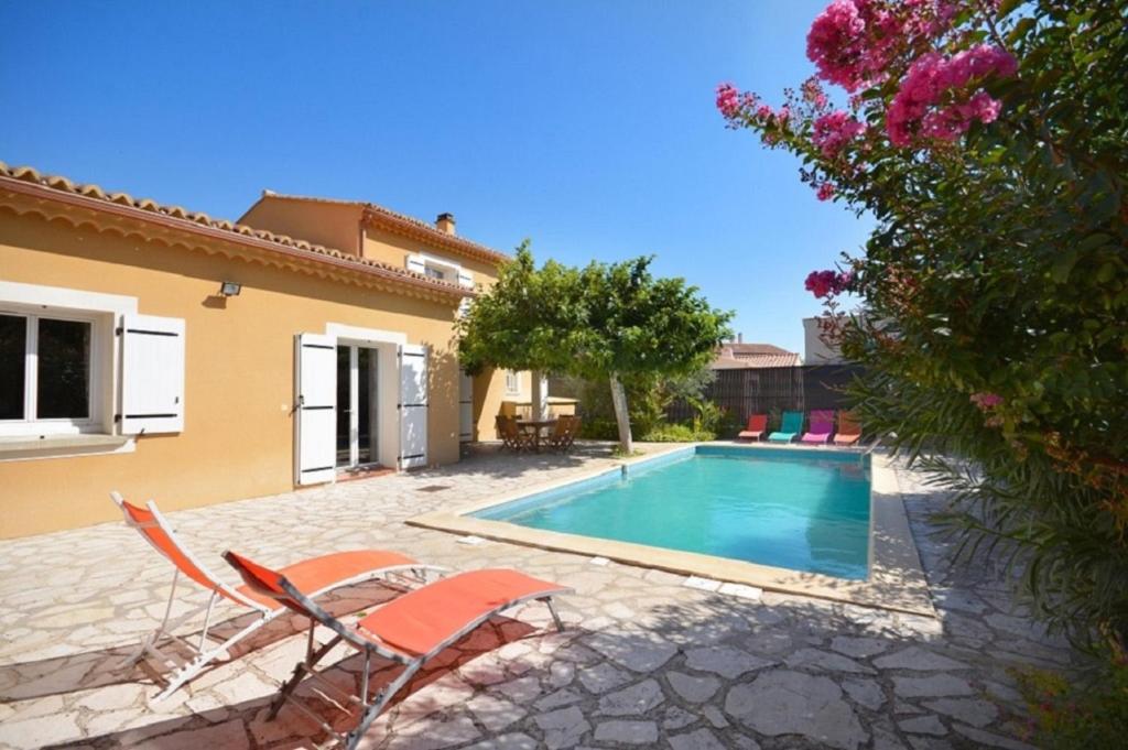 Villa con piscina frente a una casa en Villa de 3 chambres avec piscine privee jardin clos et wifi a Saint Didier, en Saint-Didier
