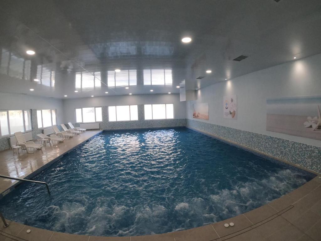 uma grande piscina interior num edifício em Velingrad Balneohotel em Velingrad