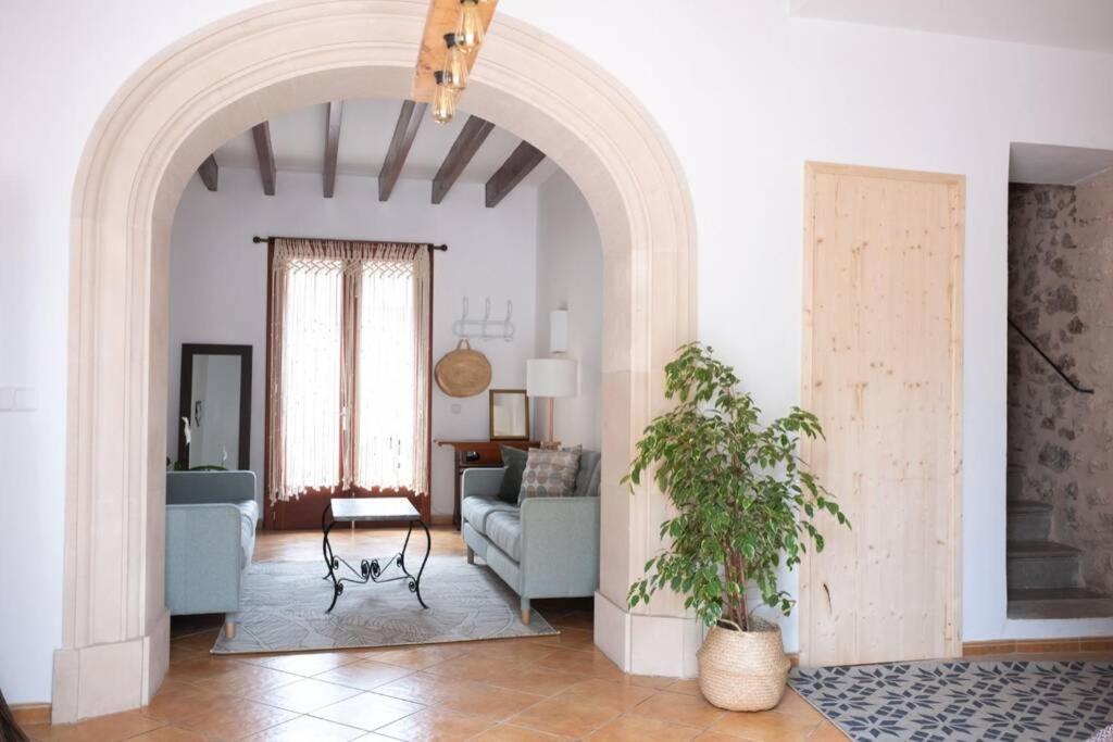 an archway in a living room with a couch and a plant at Sa Lluna in Santanyi