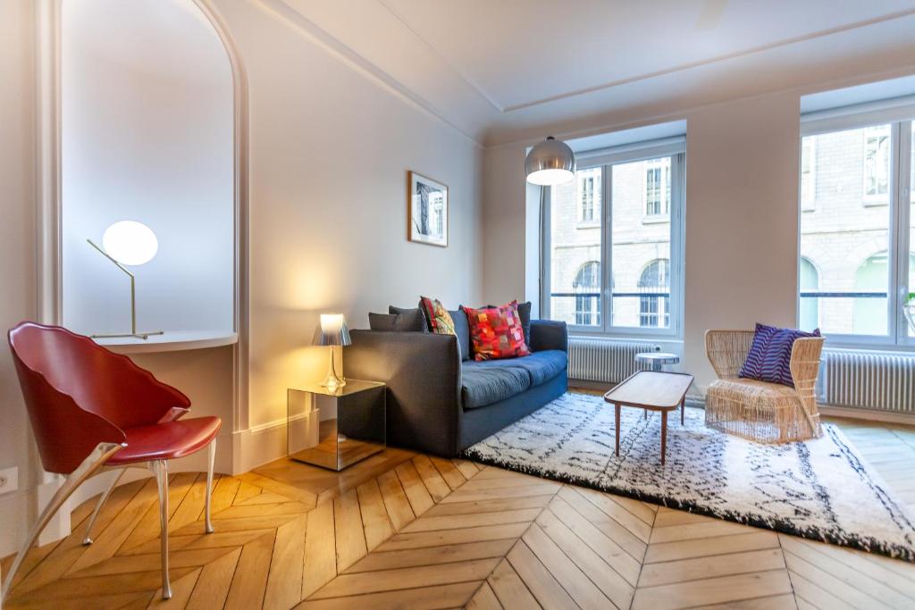 un salon avec un canapé et deux chaises dans l'établissement Greeter-Bel appartement Parisien de 70m2 - St Lazare, à Paris