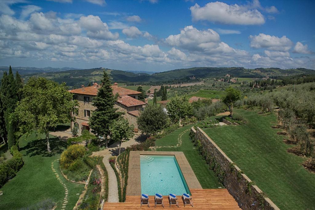 Una vista aérea de una villa con piscina. en La Valletta Boutique Wine Estate, en Panzano