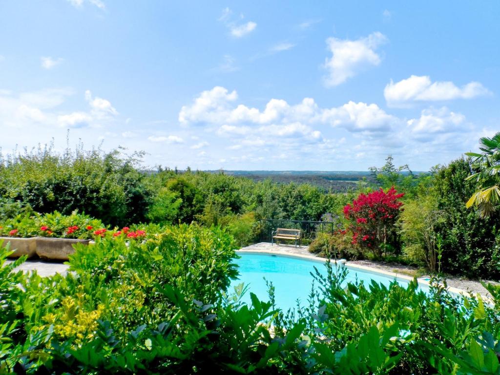 a swimming pool in a garden with flowers at Maison de 2 chambres avec piscine privee jardin amenage et wifi a Bruniquel in Bruniquel