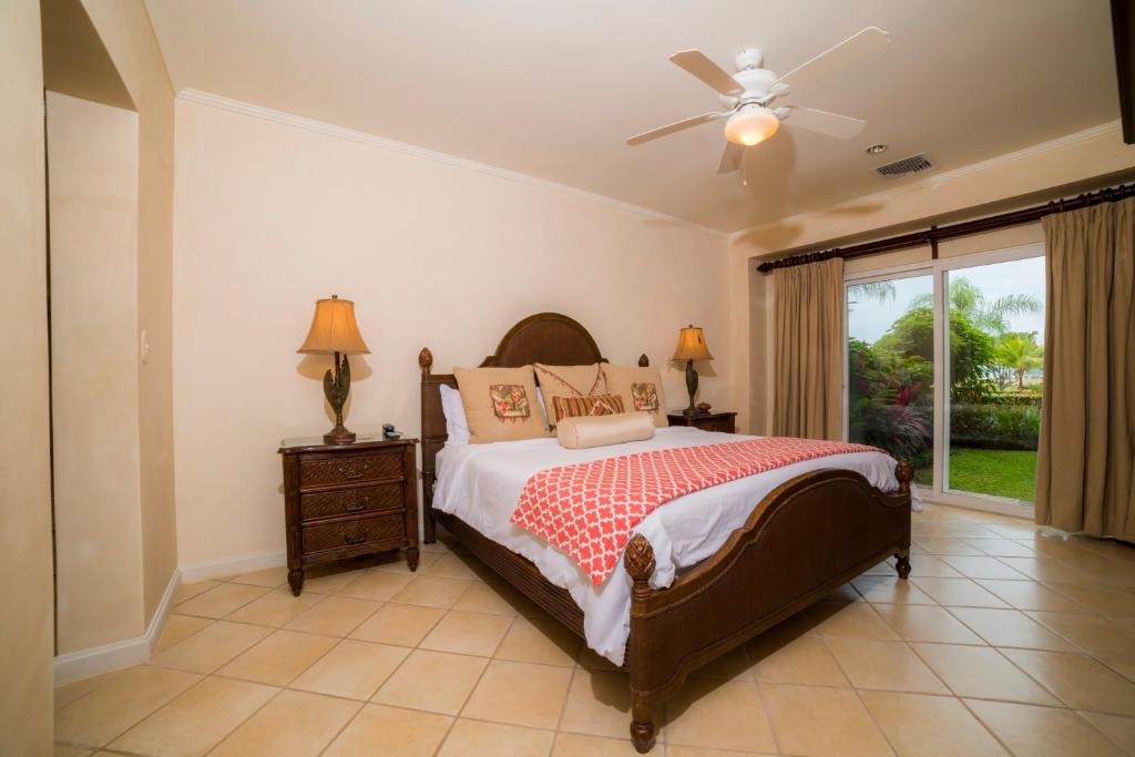 Schlafzimmer mit einem Bett und einem Deckenventilator in der Unterkunft Los Suenos Resort Del Mar 3N by Stay in CR in Herradura