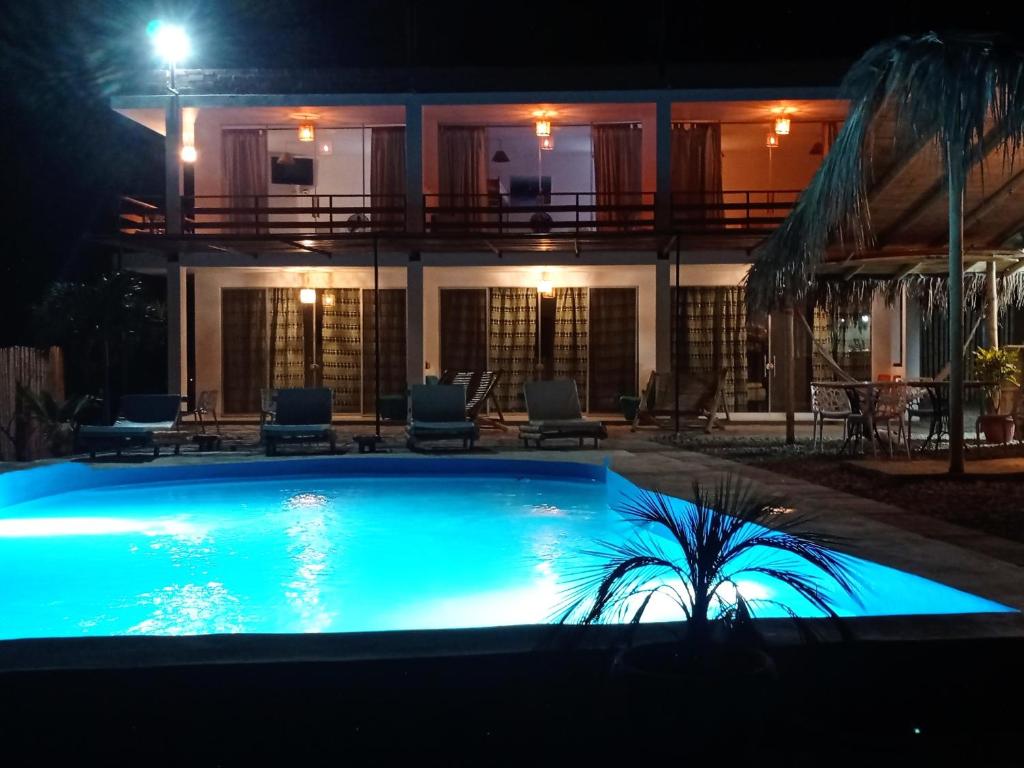 una piscina frente a una casa por la noche en VidaMar en Los Órganos