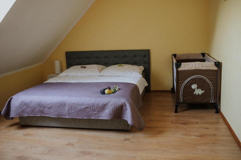 Łóżko lub łóżka w pokoju w obiekcie Promienna chatka