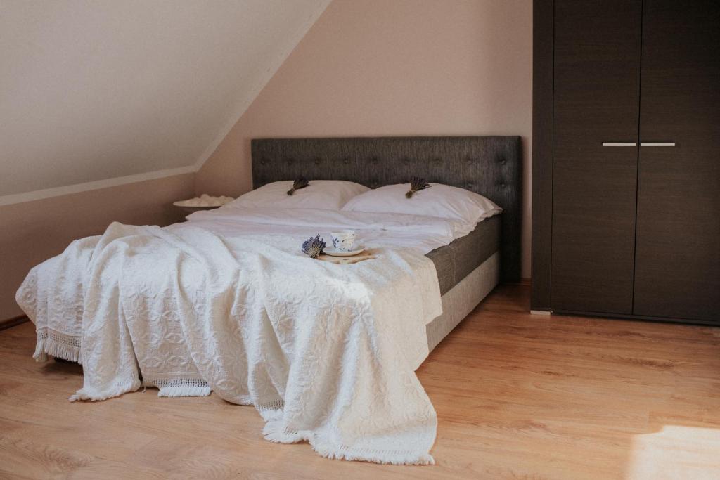 Łóżko lub łóżka w pokoju w obiekcie Promienna chatka