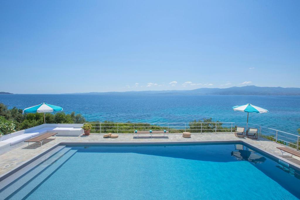 una piscina con vistas al océano en Seafront Paradise, en Glifa