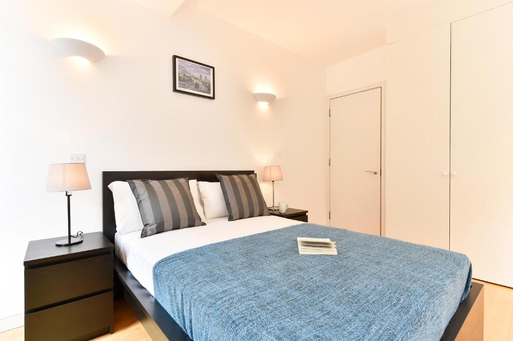 A bed or beds in a room at Shoreditch Vibe Apartments