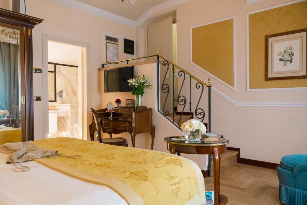 Postel nebo postele na pokoji v ubytování Hotel Bernini Palace